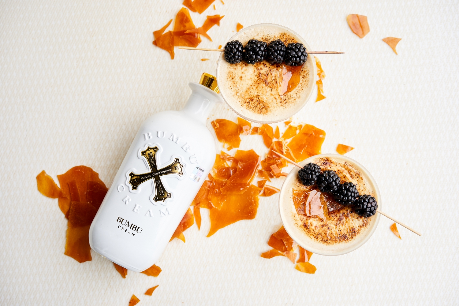 Bumbu Crème Brûlée kokteilis ar Bumbu Cream liķieri, karamelizēta cukura garoziņu un kazenes rotājumu