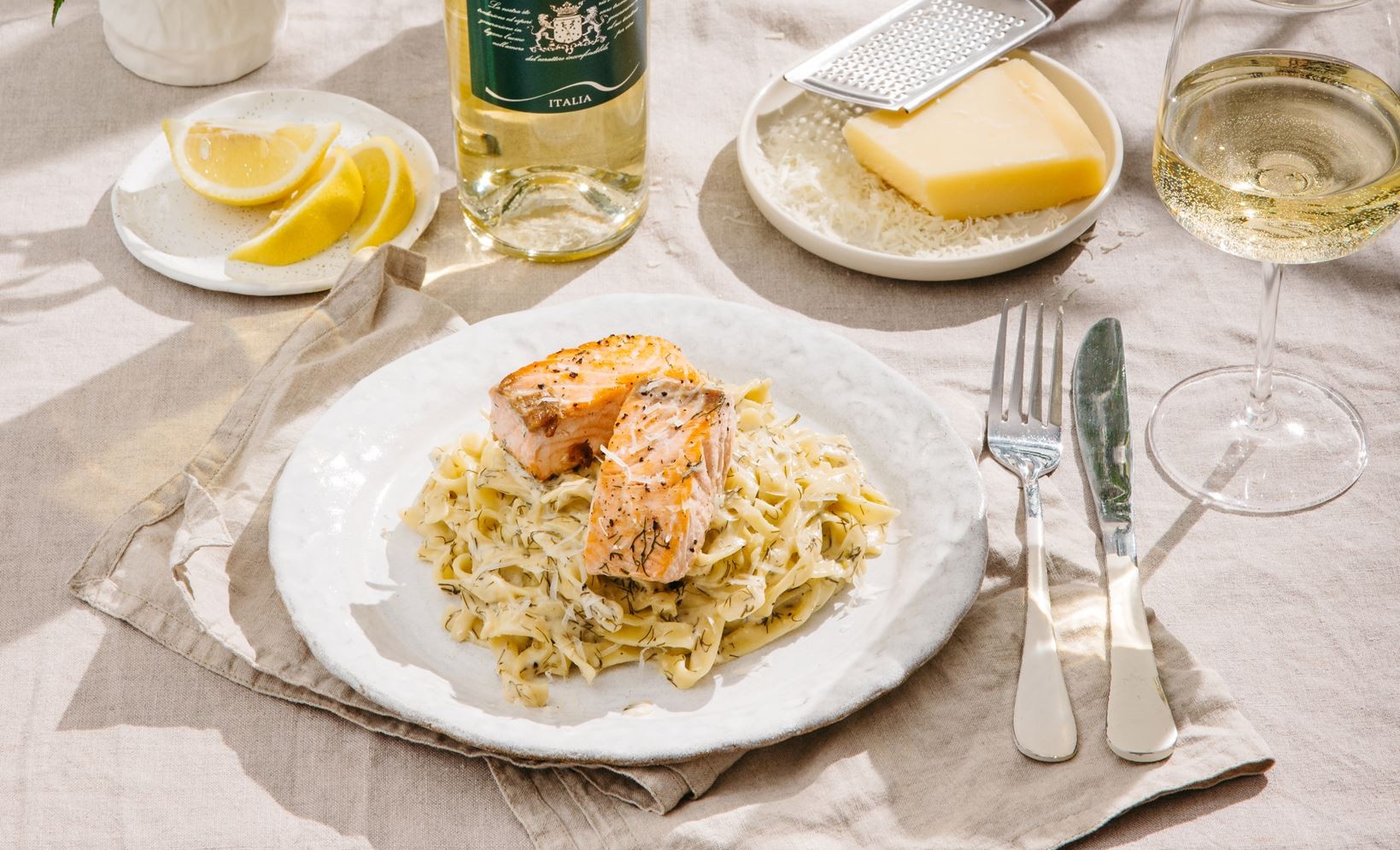 Citrona un diļļu pasta ar lasi, saldo krējumu un Parmas sieru