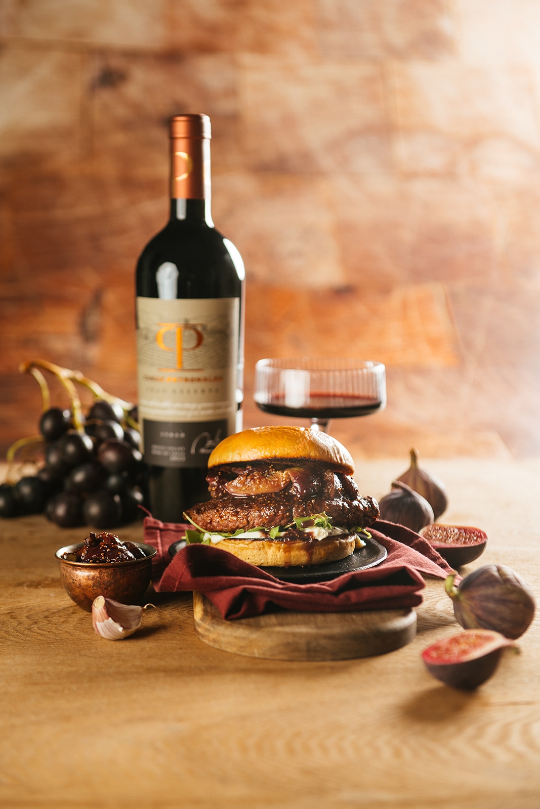 Pikantais jēra burgers ar vīģu marmelādi