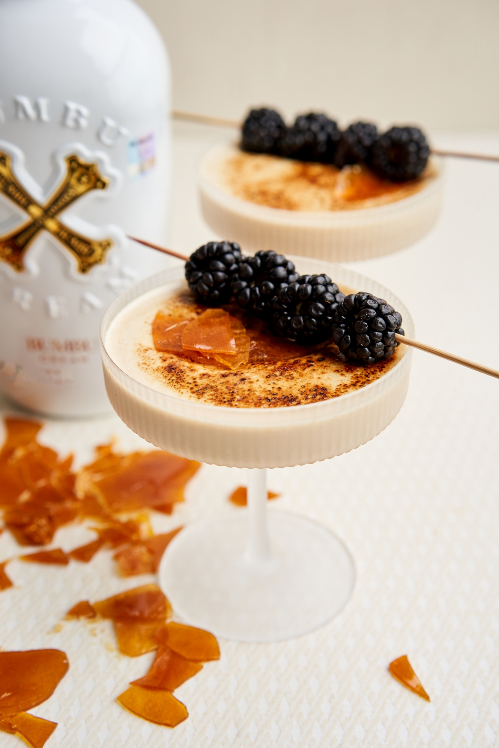 Bumbu Cr&egrave;me Br&ucirc;l&eacute;e kokteilis ar Bumbu Cream liķieri, karamelizēta cukura garoziņu un kazenes rotājumu